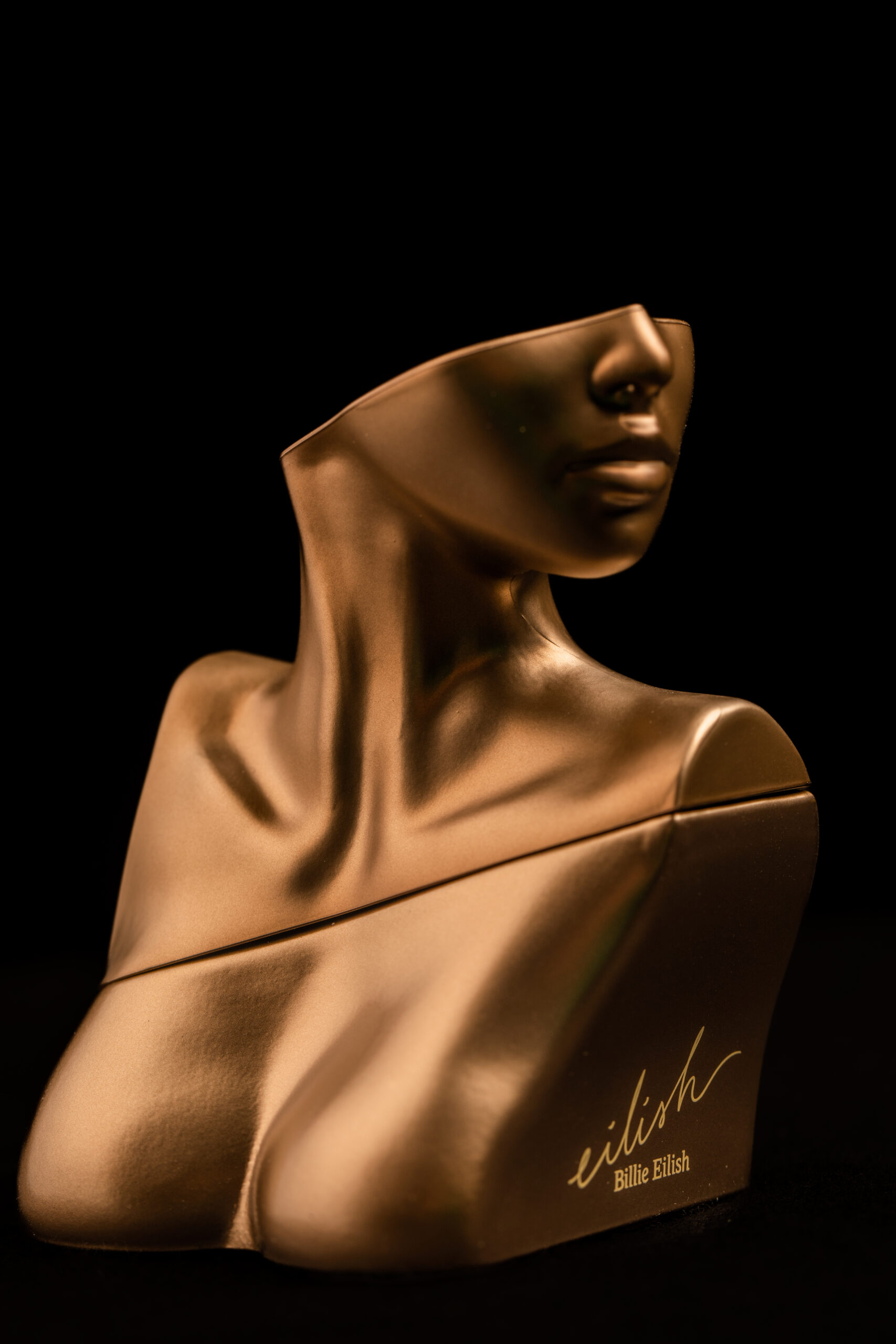 Parfum, Billie Eilish, parfumfotografie, productfotografie, productfotograaf, Delft, Zuid Holland, Janice Hijdra, studiofotografie, fotograaf, fotografie