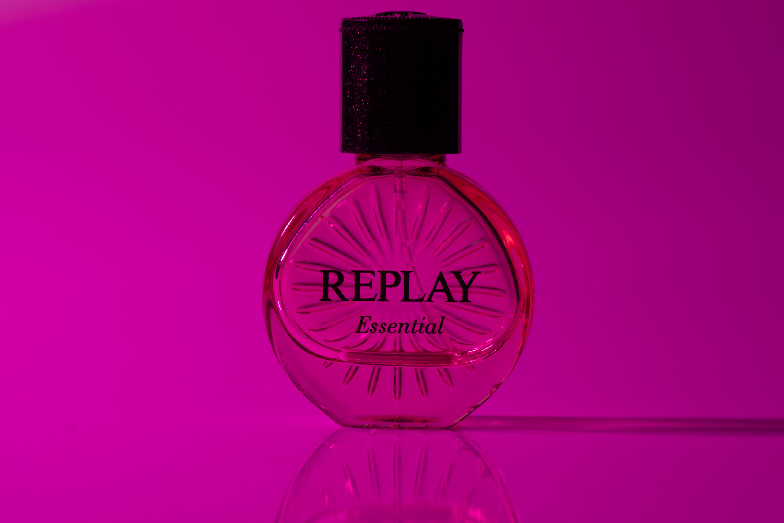 Parfum, kleurenfilters, roze, parfumfotografie, productfotografie, productfotograaf, Delft, Zuid Holland, Janice Hijdra, studiofotografie, fotograaf, fotografie